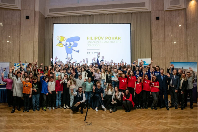 Pro školy pořádáme olympiádu ve finanční gramotnosti a podporujeme vzdělávání dětí